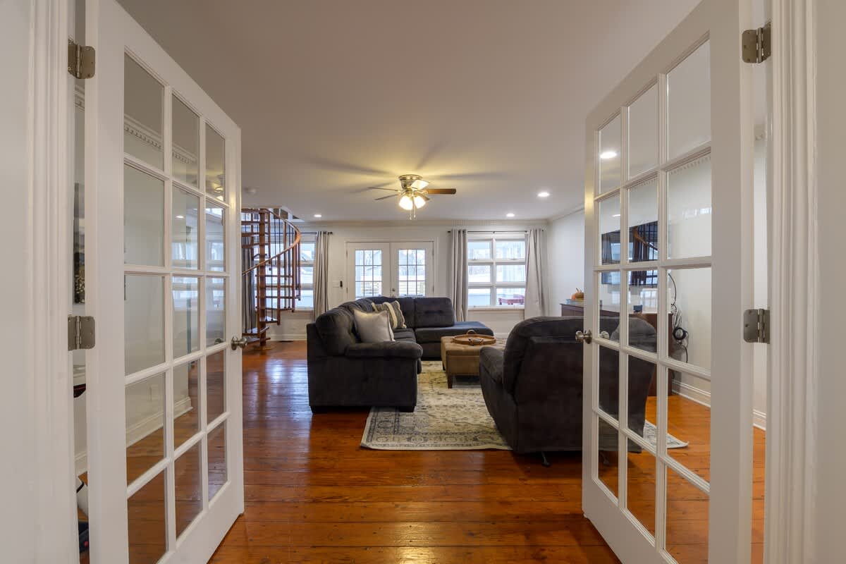 6-Guest Apt Steps to Journeyman & Downtown 3 Oaks! - Picture 15