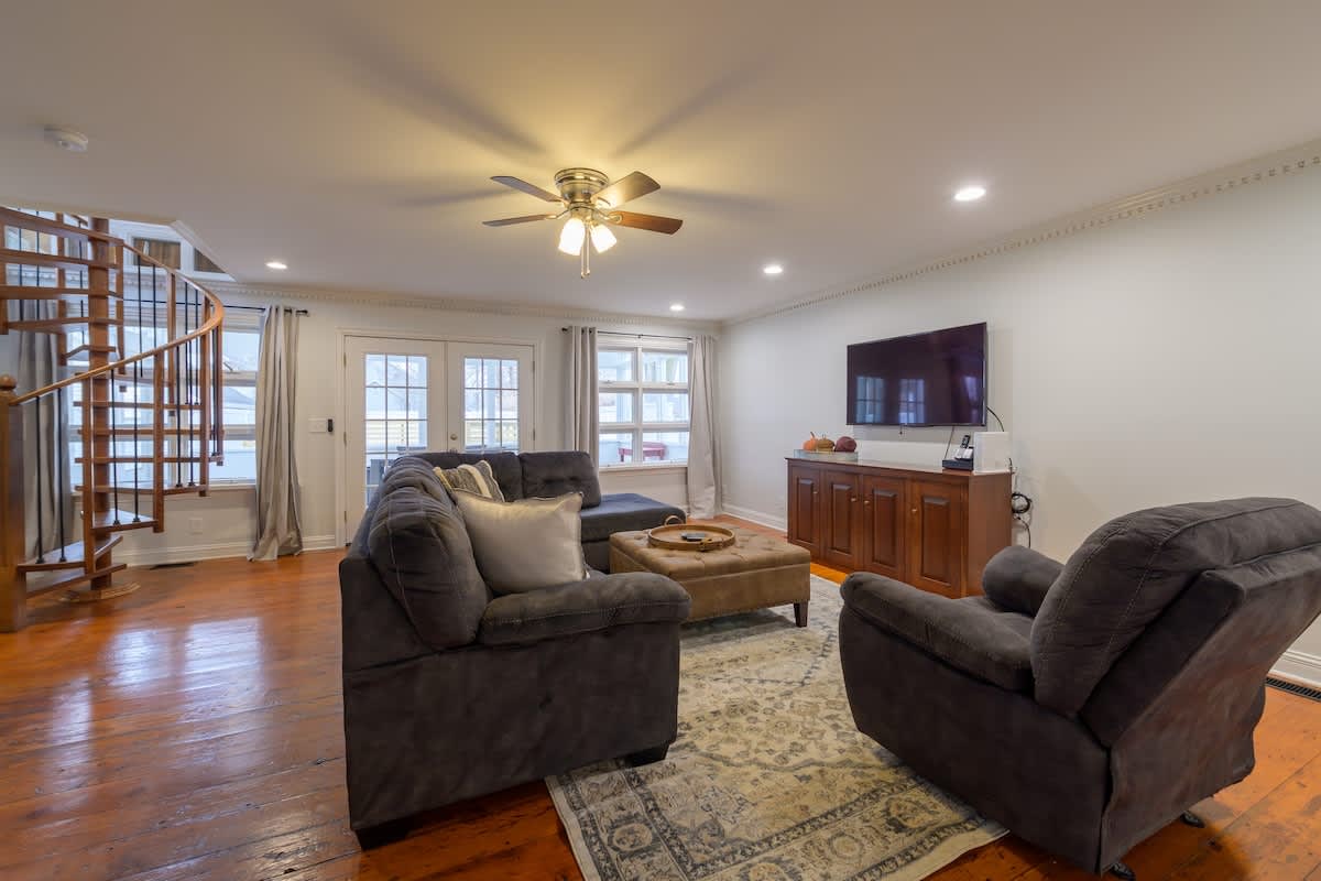 6-Guest Apt Steps to Journeyman & Downtown 3 Oaks! - Picture 2