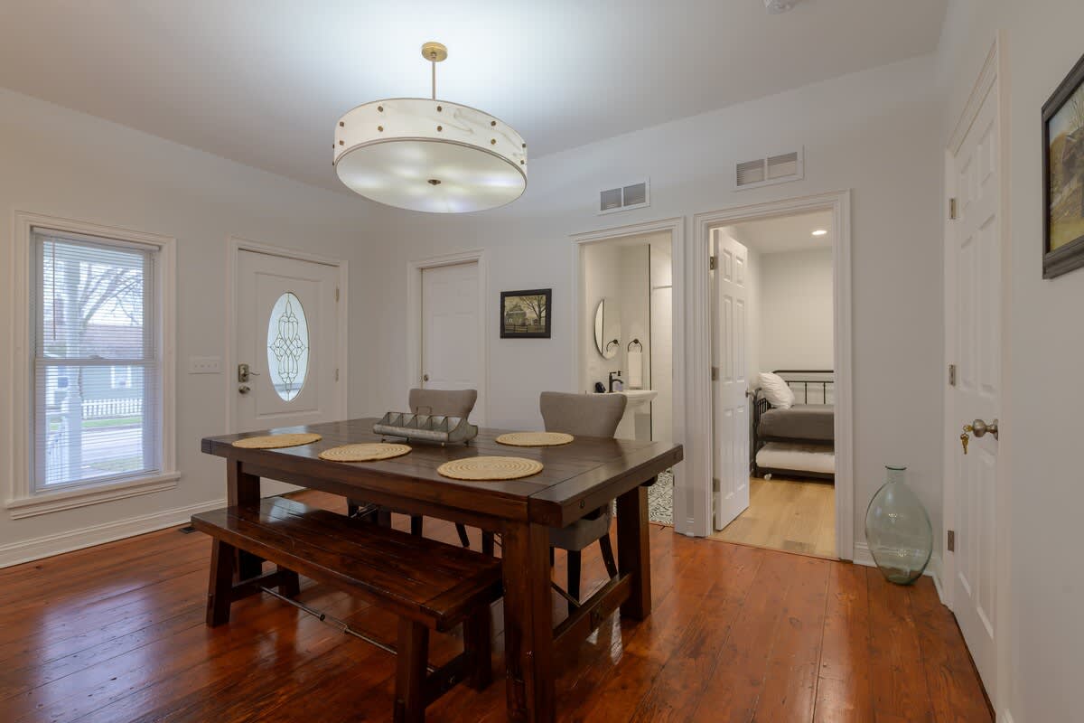 6-Guest Apt Steps to Journeyman & Downtown 3 Oaks! - Picture 7