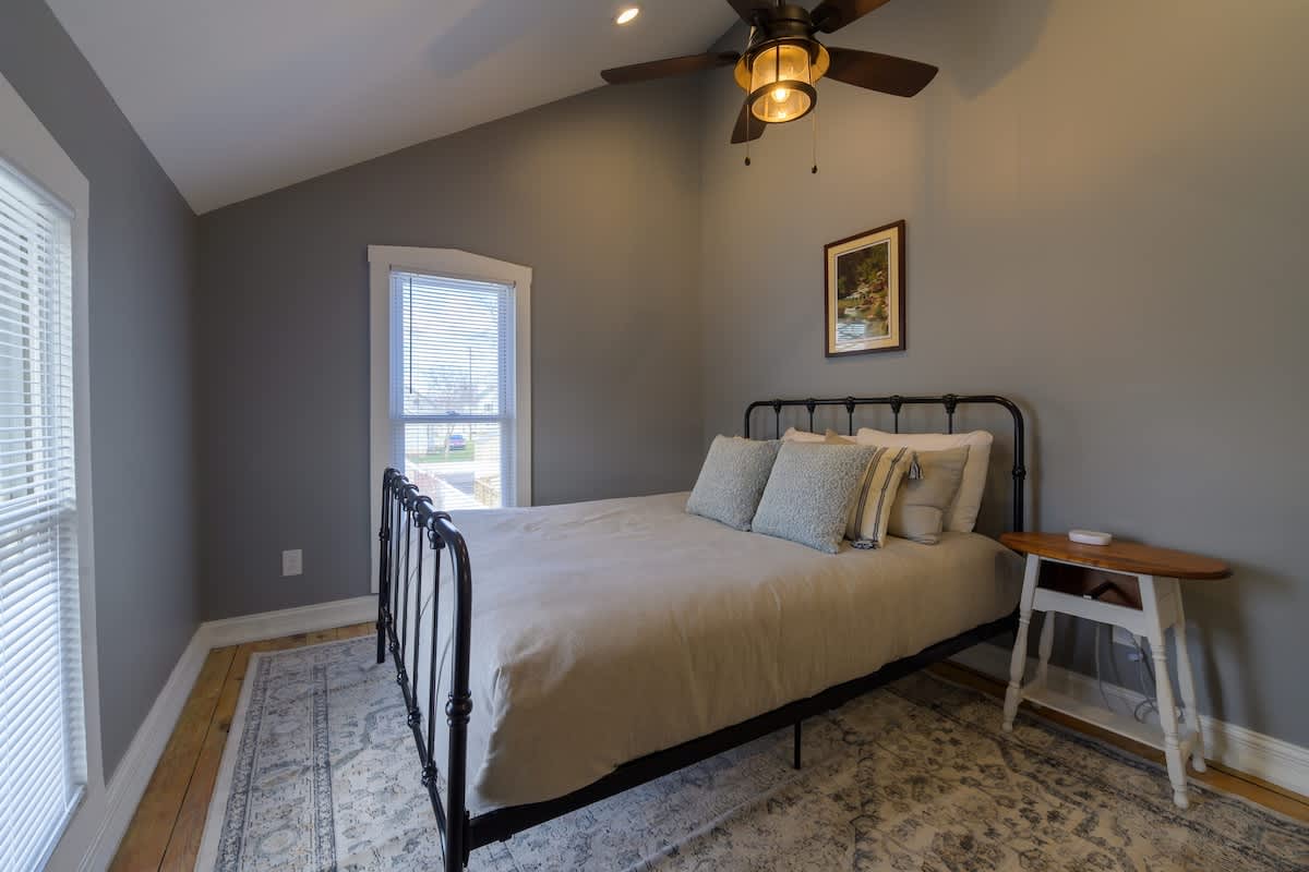 4 Guest Apt Steps to Journeyman & Downtown 3 Oaks - Picture 18