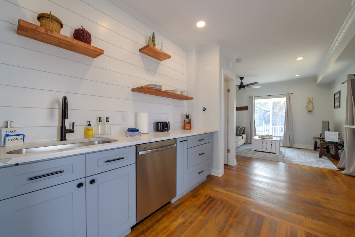 4 Guest Apt Steps to Journeyman & Downtown 3 Oaks - Picture 12