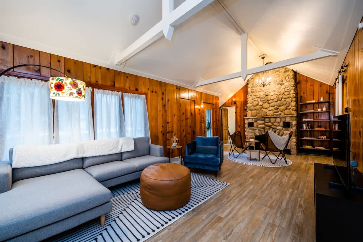 The Hideaway - 5 Minute walk to the Beach!