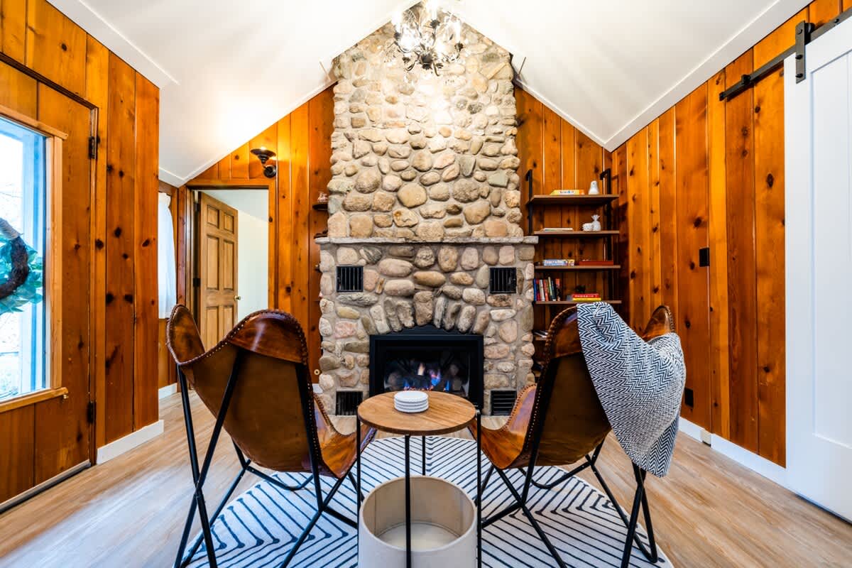 The Hideaway - 5 Minute walk to the Beach!