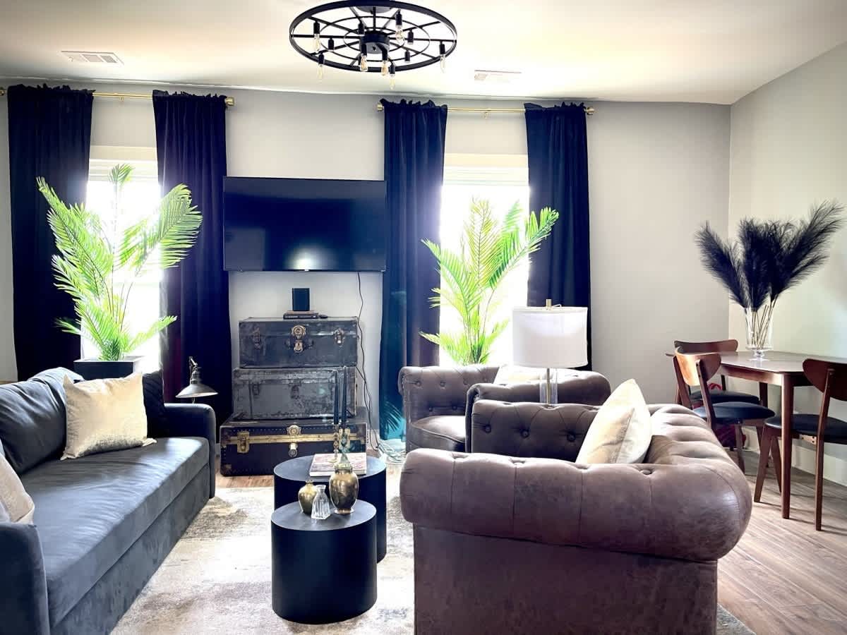 Spacious 7-Bedroom Home in Evanston — Evanston, IL — vacation rental