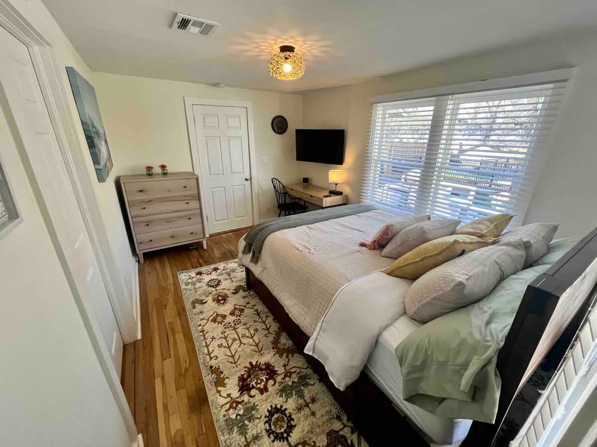 3rd Bedroom, queen bed