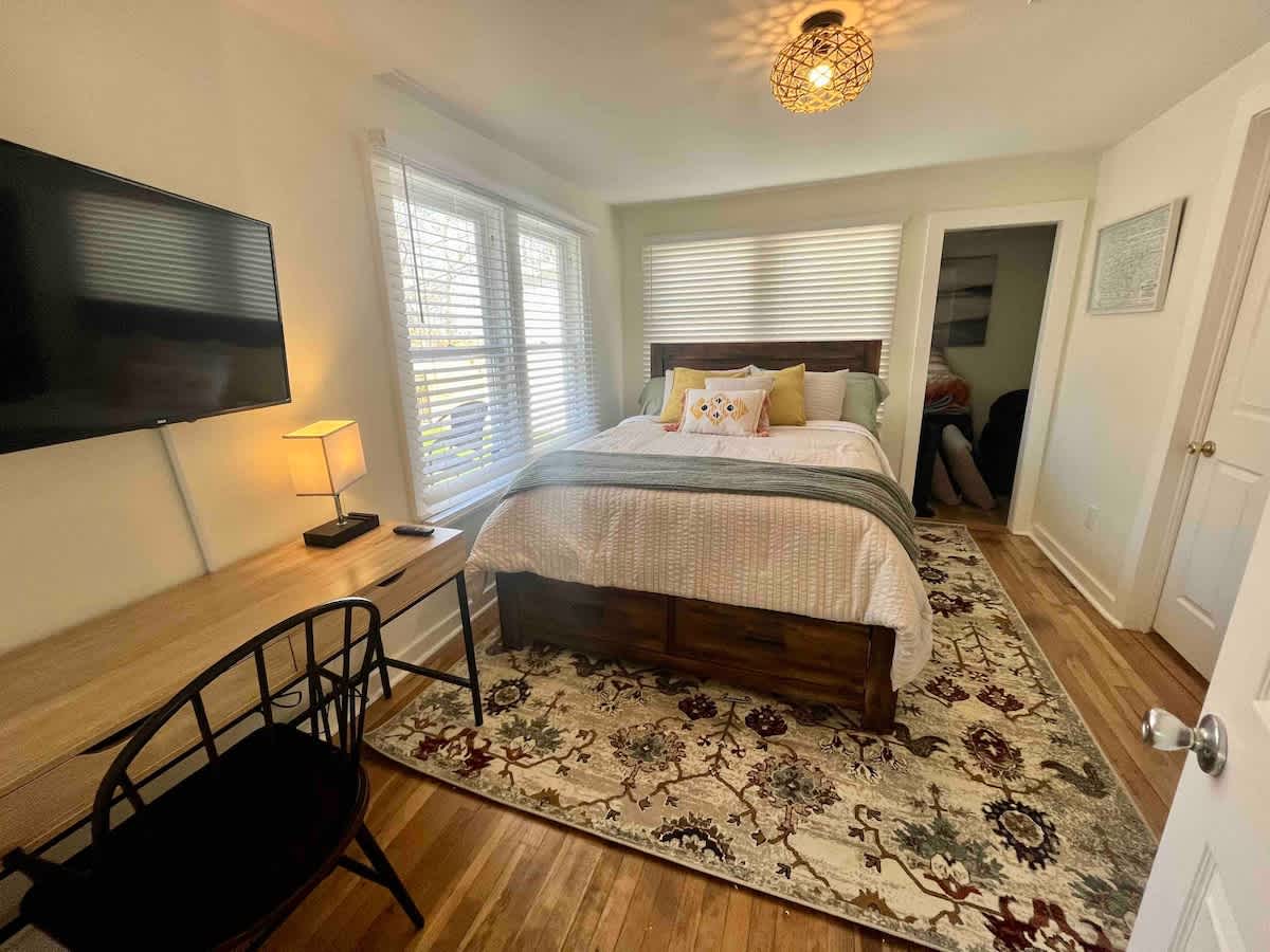 3rd Bedroom, queen bed