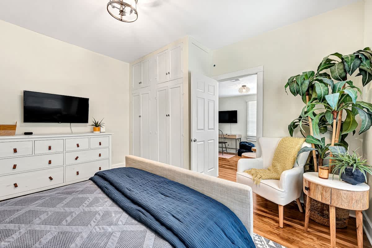 2nd Bedroom, Queen bed.