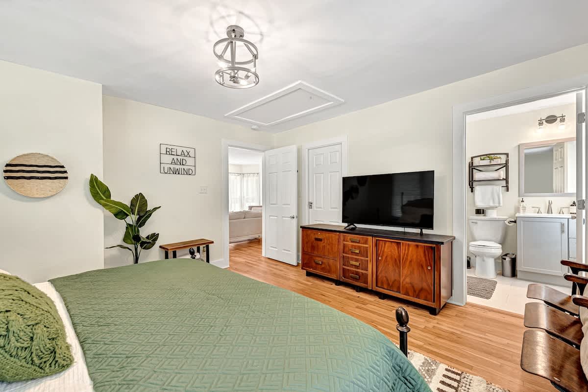Master bedroom, King