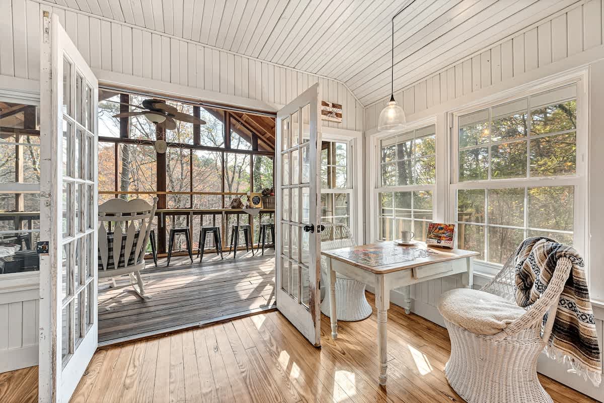 Gwen's Nest- a unique luxury, family cottage in the woods!