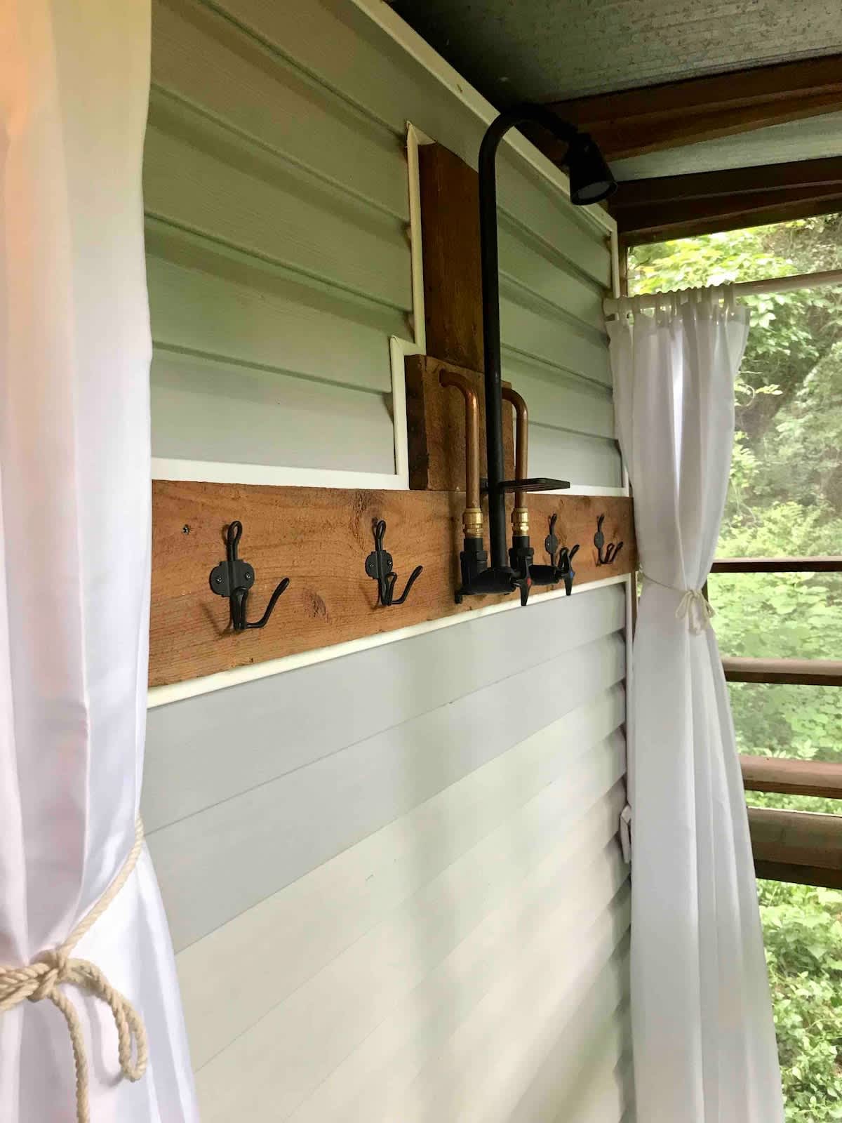 Enjoy a one of a kind, hot &/ or cold outdoor shower on the lower screens in deck off one of the bedroom’s downstairs (during non winter/ above freezing months). 