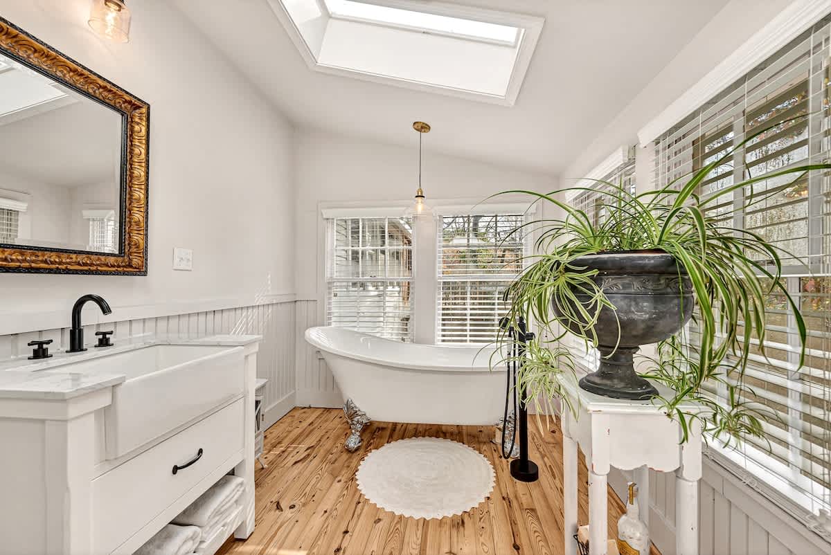 Take a long hot soak, and relax your worries away. Surrounded by nothing but forest and natural light, your stress will melt away.