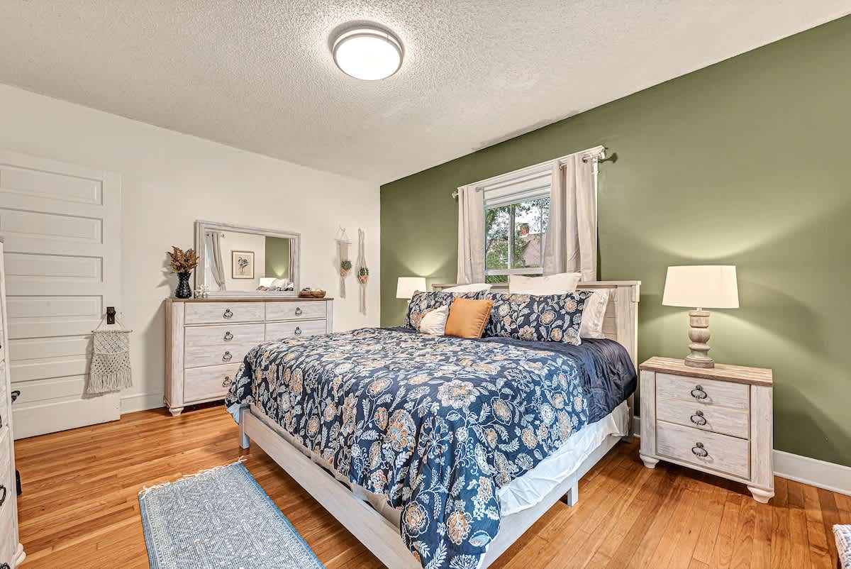 Indoors,Home Decor,Lamp,Bed,Furniture