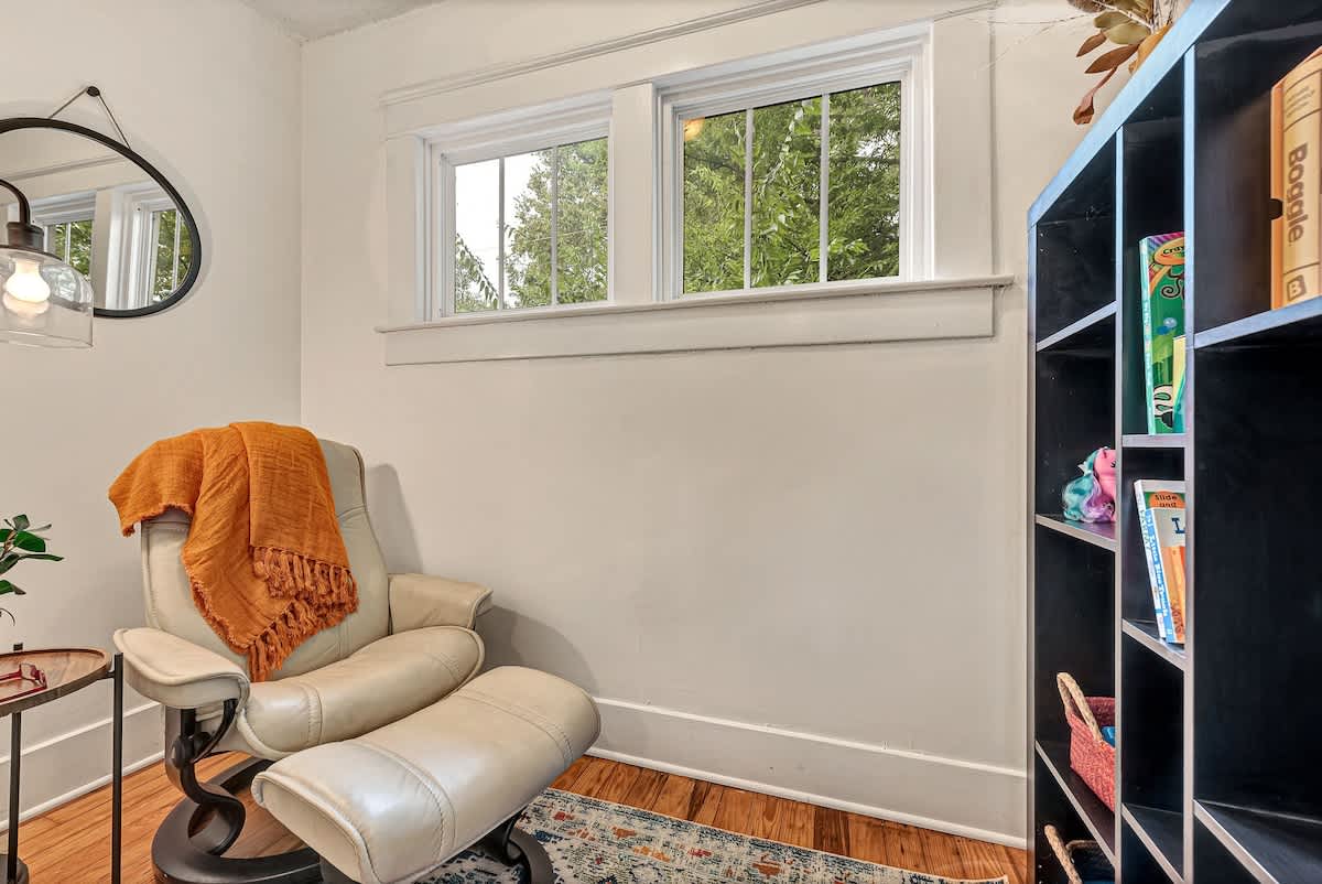 Indoors,Furniture,Living Room,Shelf,Chair