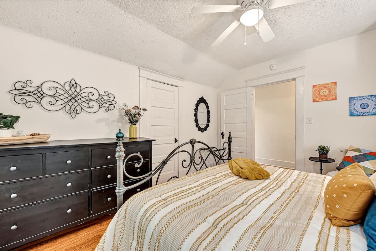 Indoors,Furniture,Cabinet,Home Decor,Bed
