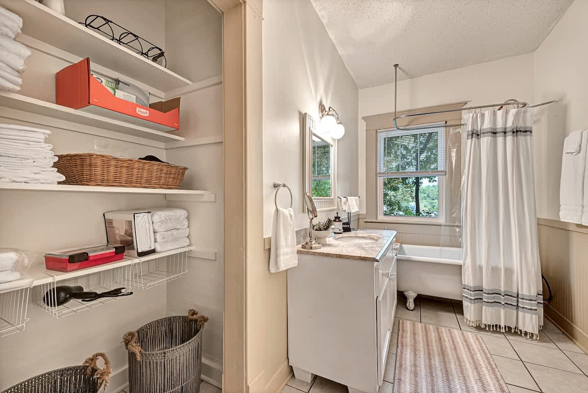 Indoors,Home Decor,Rug,Furniture,Bathtub