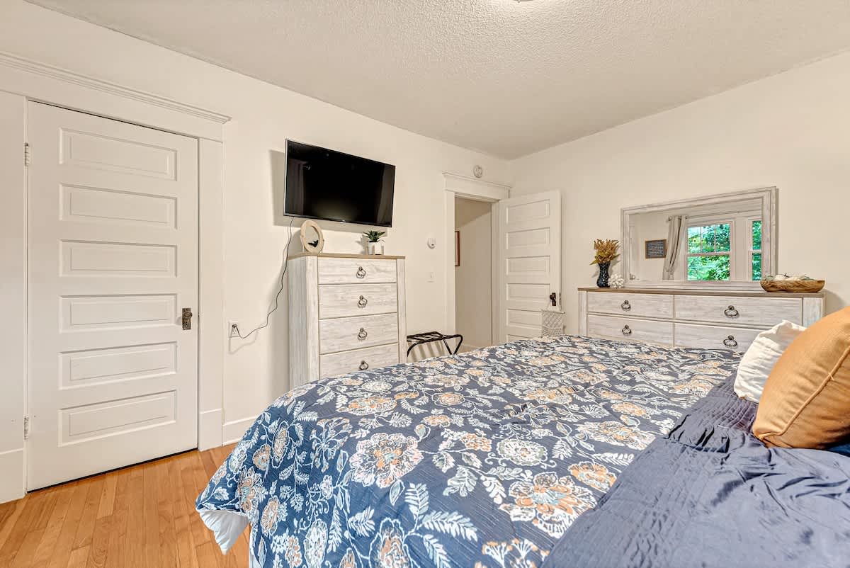 Indoors,Screen,TV,Furniture,Home Decor