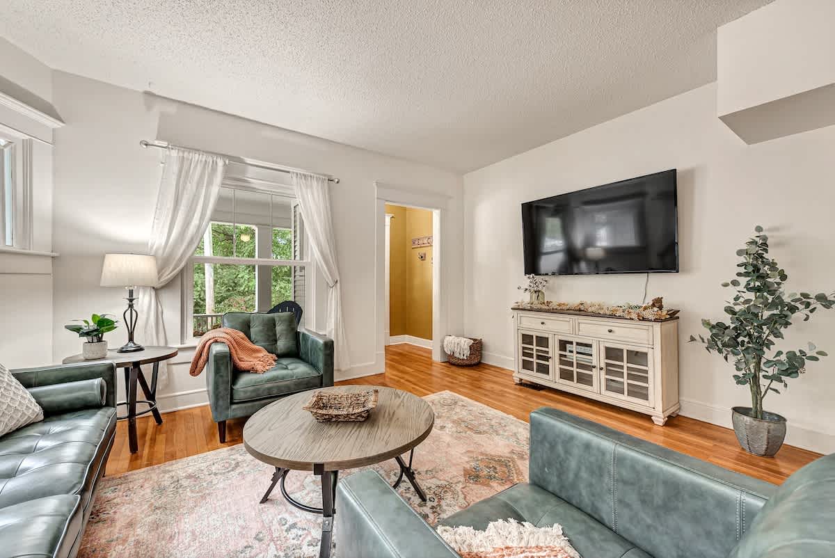 Furniture,Indoors,Living Room,Home Decor,Couch