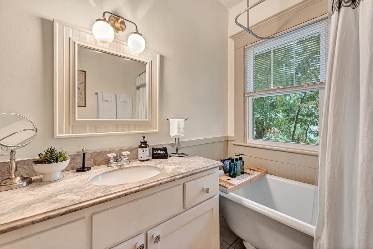 Sink,Lamp,Indoors,Bathtub,Tub