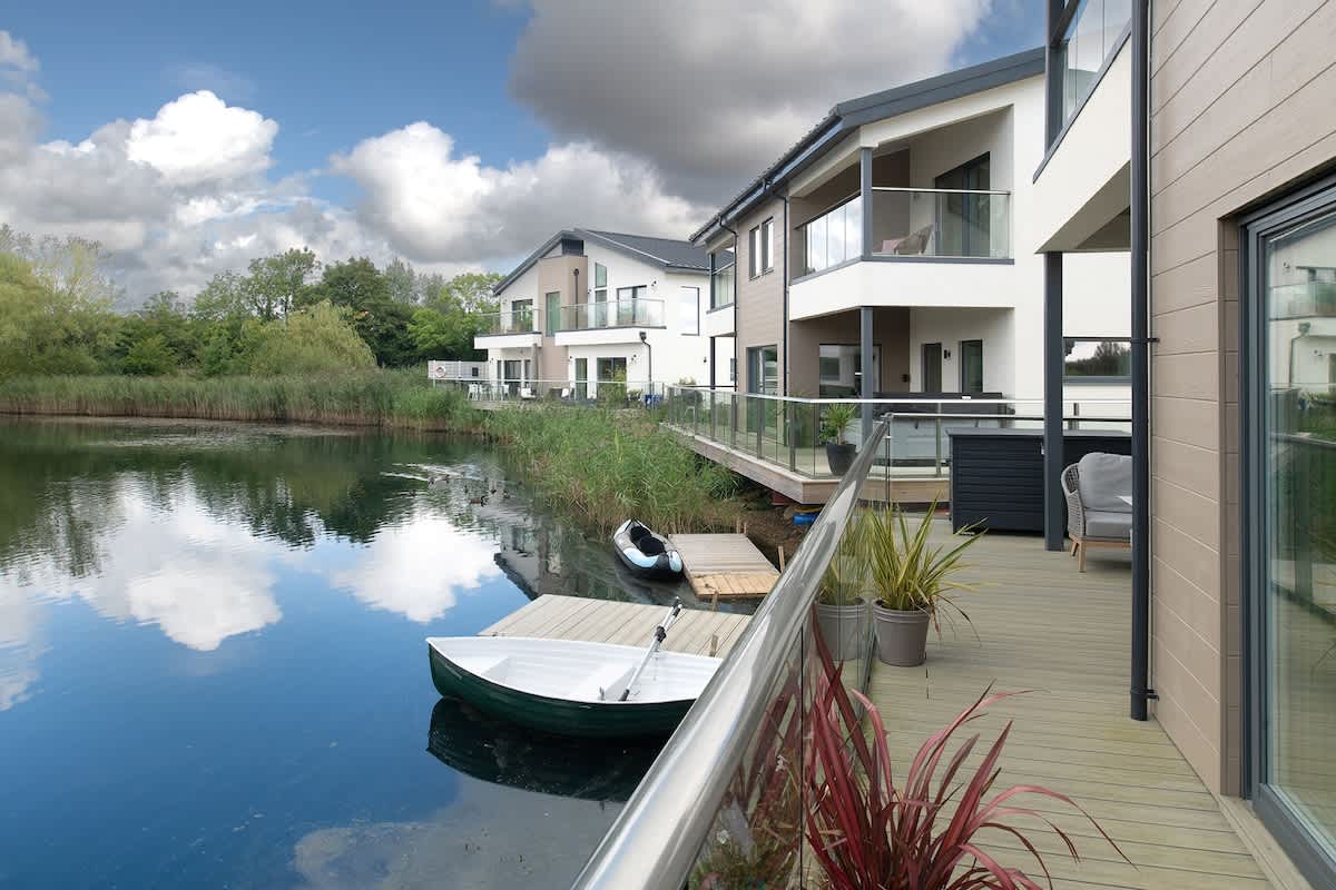 At Waters Edge | Lakehouse, Hot Tub + Rowing Boat — South Cerney, England — vacation rental