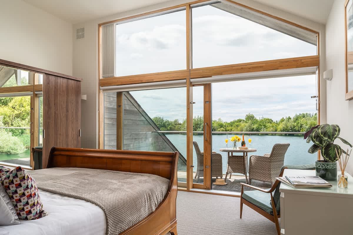 Egret Lodge | Lakeside Hot Tub Retreat + Kayaks — South Cerney, England — vacation rental