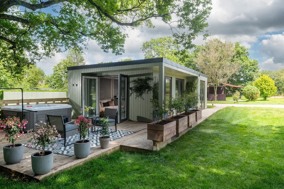 Badgers Sett | Hot Tub Stay in the Cotswolds — Upper Minety, England — vacation rental