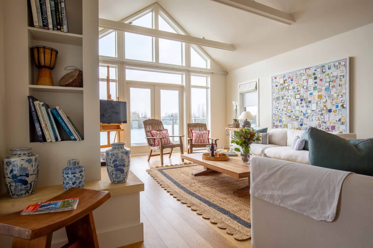 Summer Lake | Lake house | Hot Tub + Rowing Boat  — South Cerney, England — vacation rental