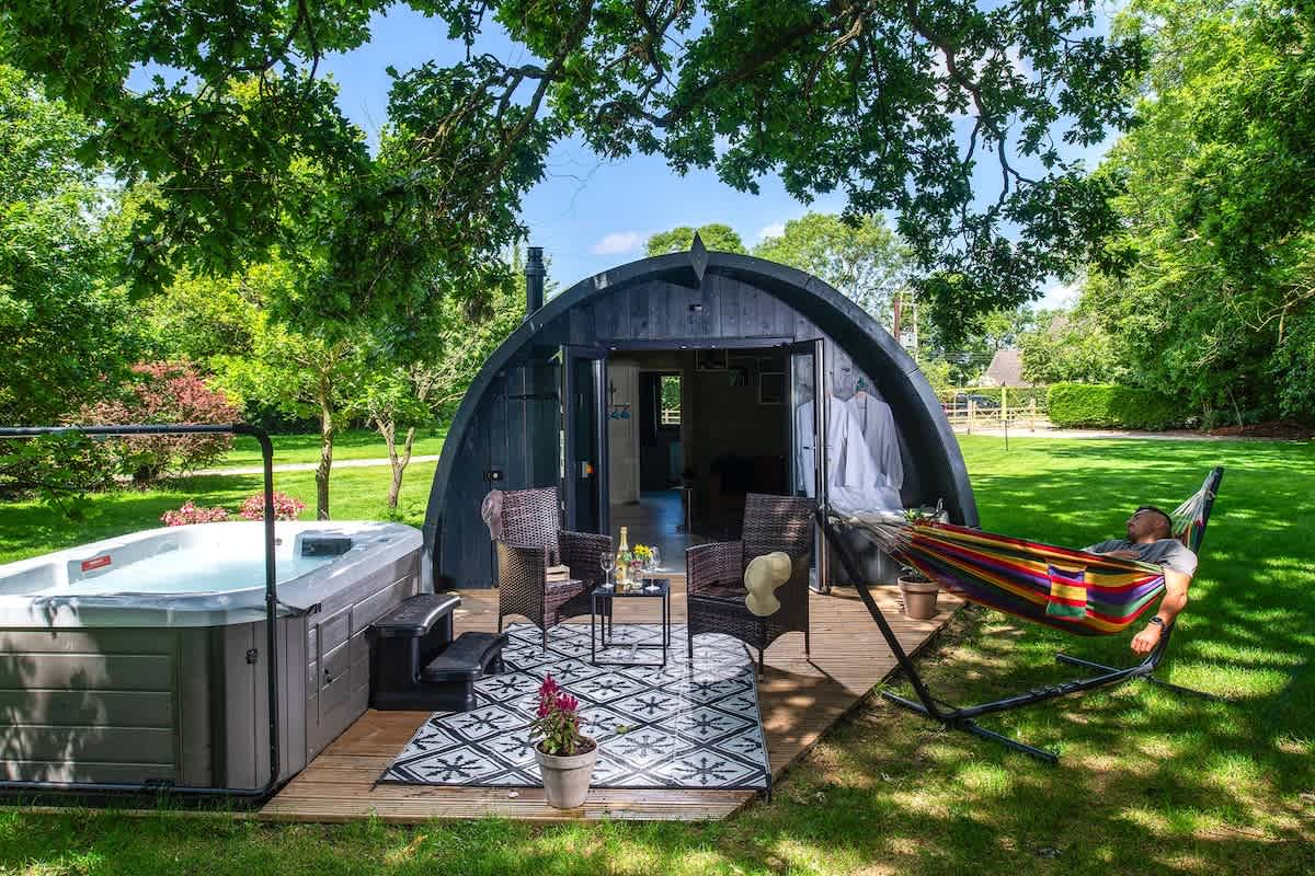 Squirrels Drey | Hot Tub Stay in the Cotswolds — Upper Minety, England — vacation rental