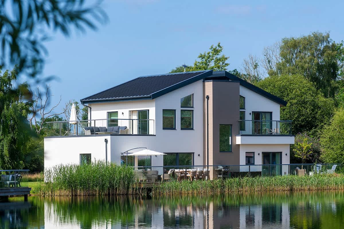 The Duck House | Dog-Friendly Lakehouse + Hot Tub — South Cerney, England — vacation rental