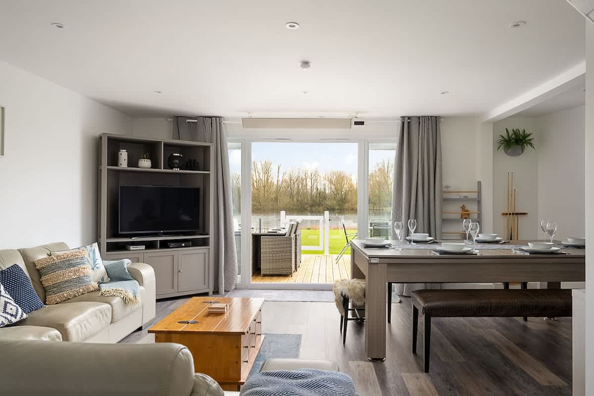 Green Haven | Cotswold Lakehouse + Games + Views — South Cerney, England — vacation rental