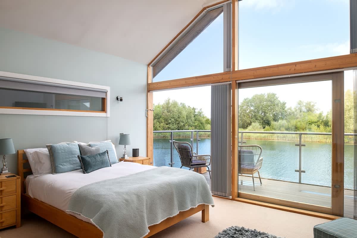 Mallard | Cotswolds Lakehouse | Hot Tub + Kayak — South Cerney, England — vacation rental