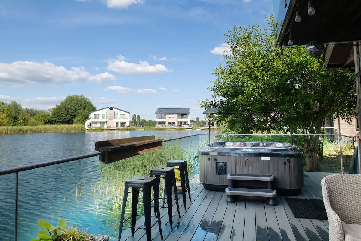 Kingfisher | Cotswold Lakehouse | Hot Tub & Kayak — South Cerney, Gloucestershire — vacation rental