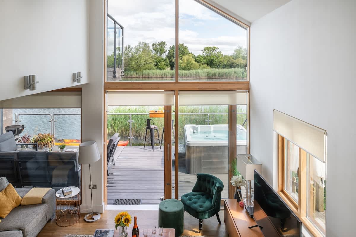 Mayflower, lakeside, hot tub — South Cerney, England — vacation rental