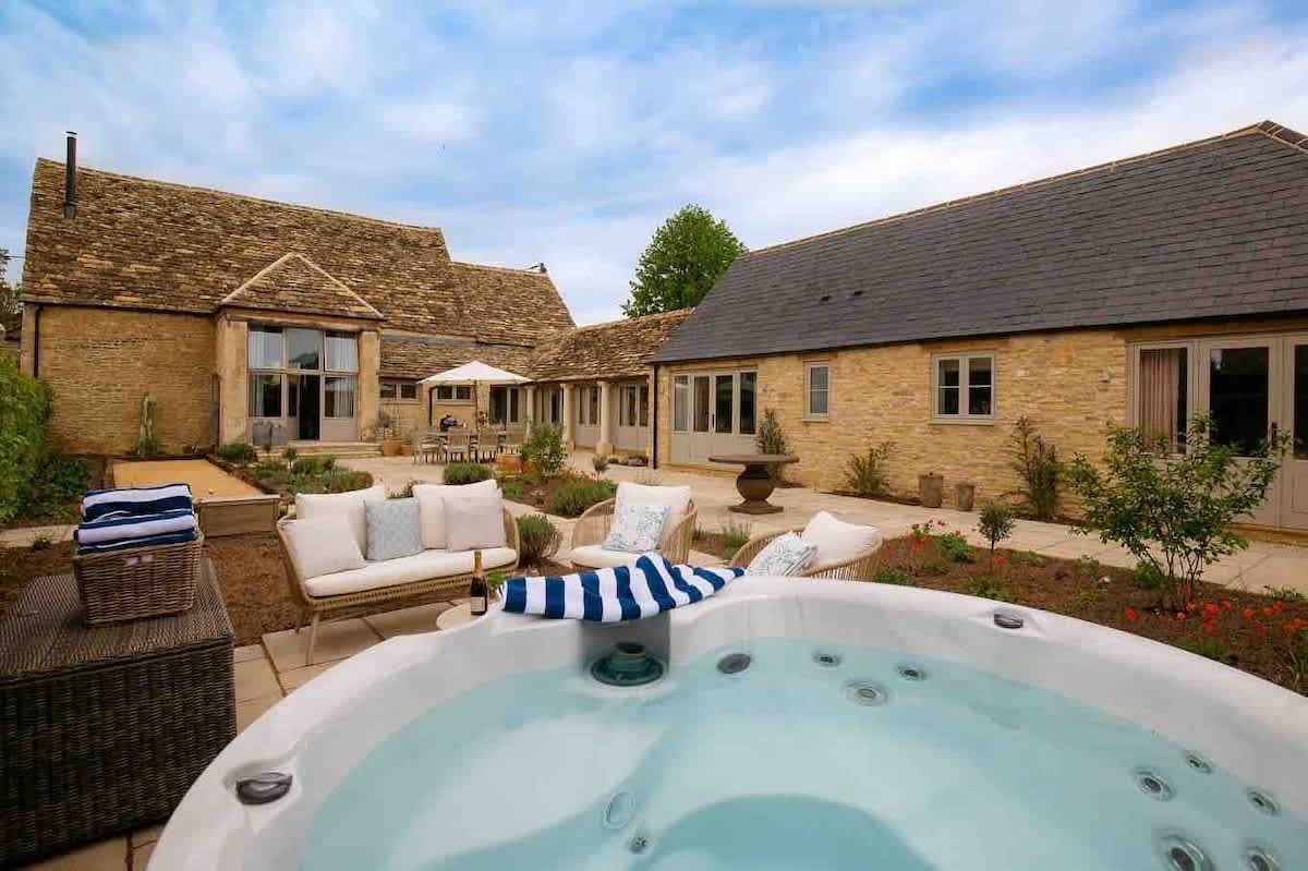 Berry Farm Barn | Hot Tub Retreat for 10 Guests — South Cerney, England — vacation rental