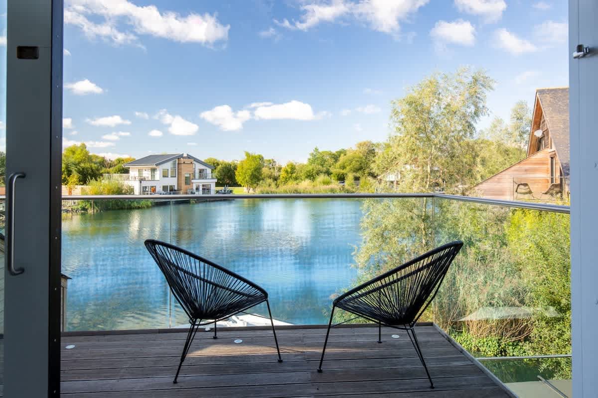 Lake House | Cotswold Stay with Hot Tub & Kayak — South Cerney, England — vacation rental