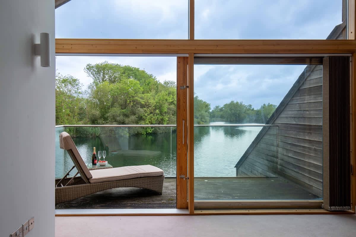 Goose Landing | Cotswold Lakehouse + Sunset Views — South Cerney, England — vacation rental