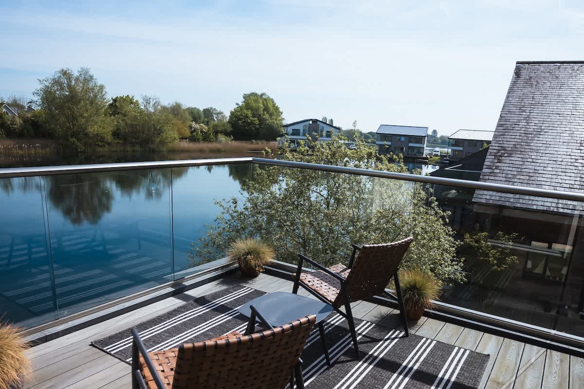Maricor | Lakeside Retreat with Hot Tub + Kayak — South Cerney, England — vacation rental