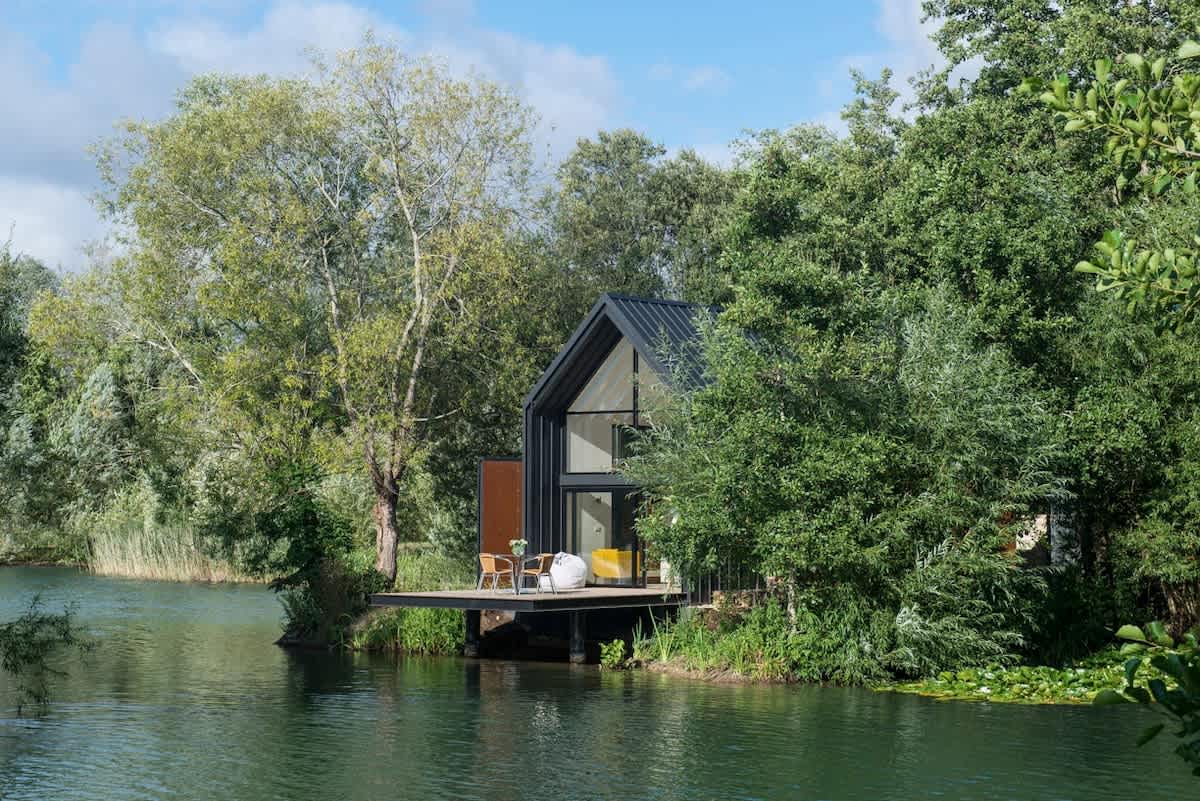 Island | Private Lake Retreat + Hot Tub Escape — South Cerney, England — vacation rental