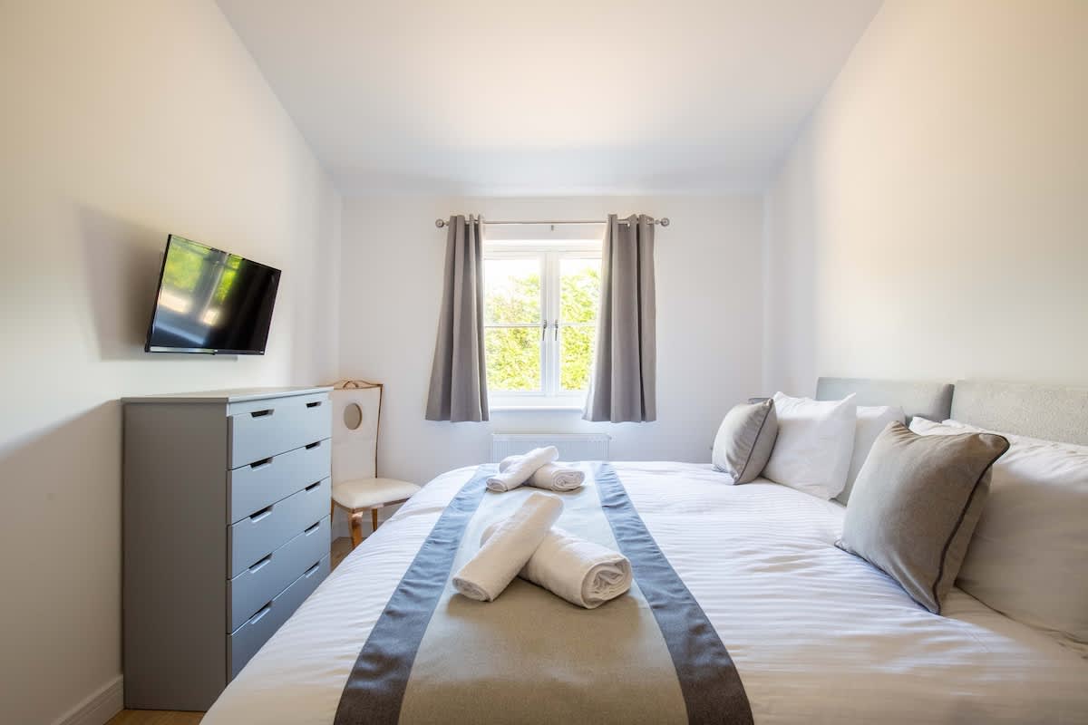 Ascot | Modern Cotswolds Stay with Workspace  — South Cerney, England — vacation rental