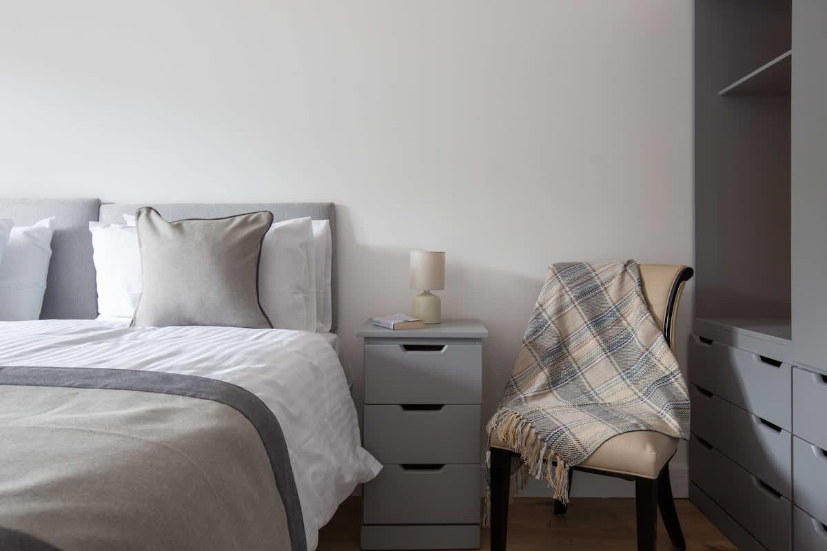 Cheltenham | Cotswolds Stay with Workspace + Parking — South Cerney, England — vacation rental