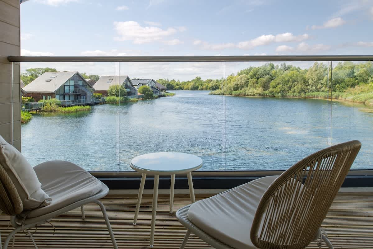 Serendipity | Cotswold Lakehouse | Hot Tub & Kayak — South Cerney, England — vacation rental