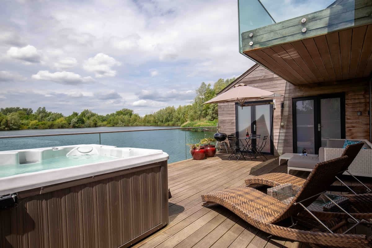 Malachite Lakehouse | Hot Tub & Dog Friendly — South Cerney, England — vacation rental