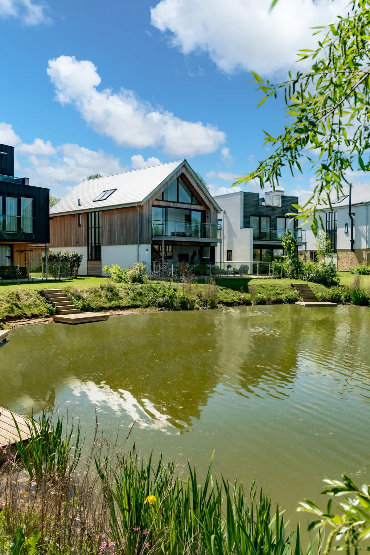 Mirrors Edge - Hot Tub, Spa & Dog-Friendly Stay — Somerford Keynes, England — vacation rental