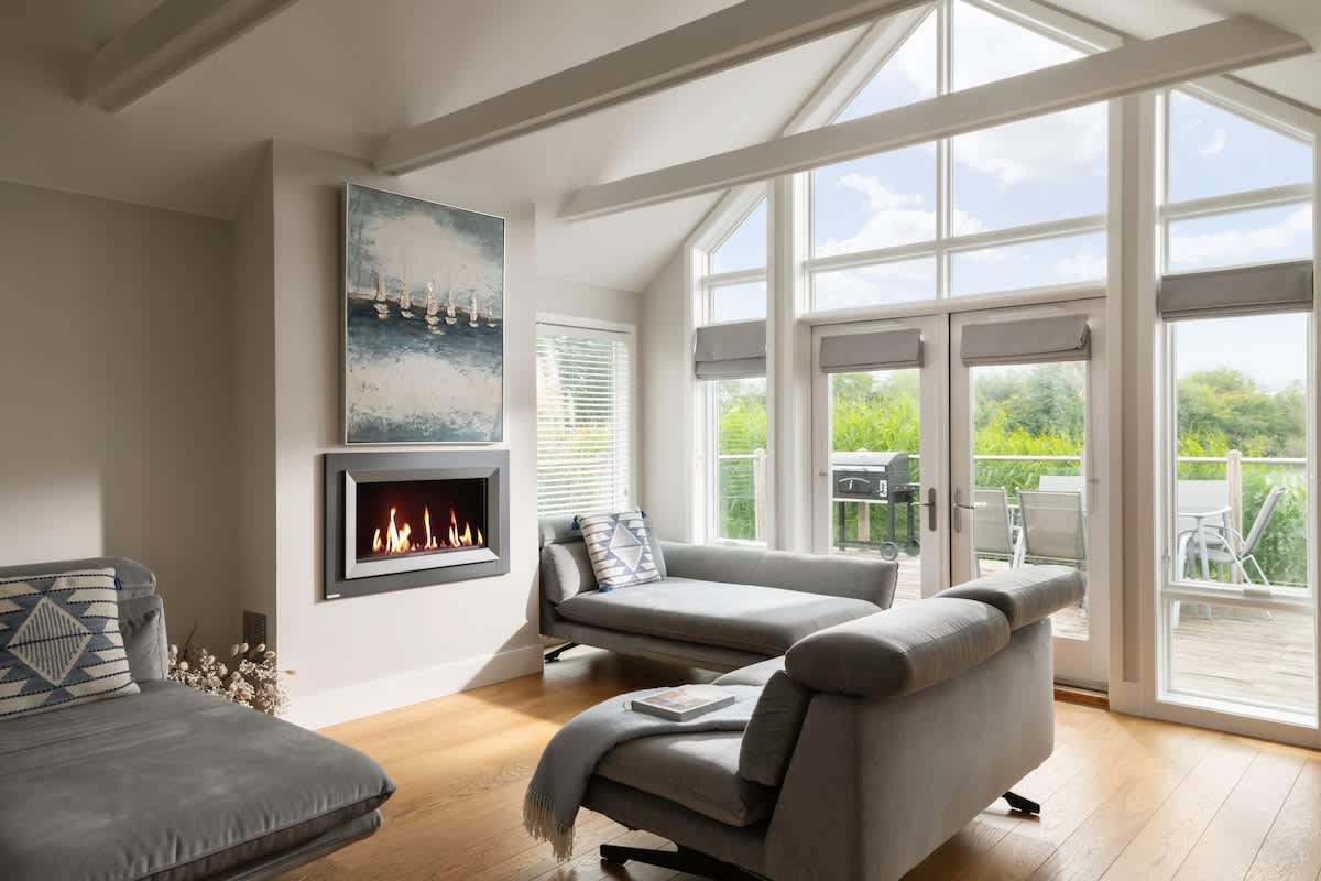 Firefly Lodge - Lakeside Cotswold Stay with Kayaks — South Cerney, England — vacation rental