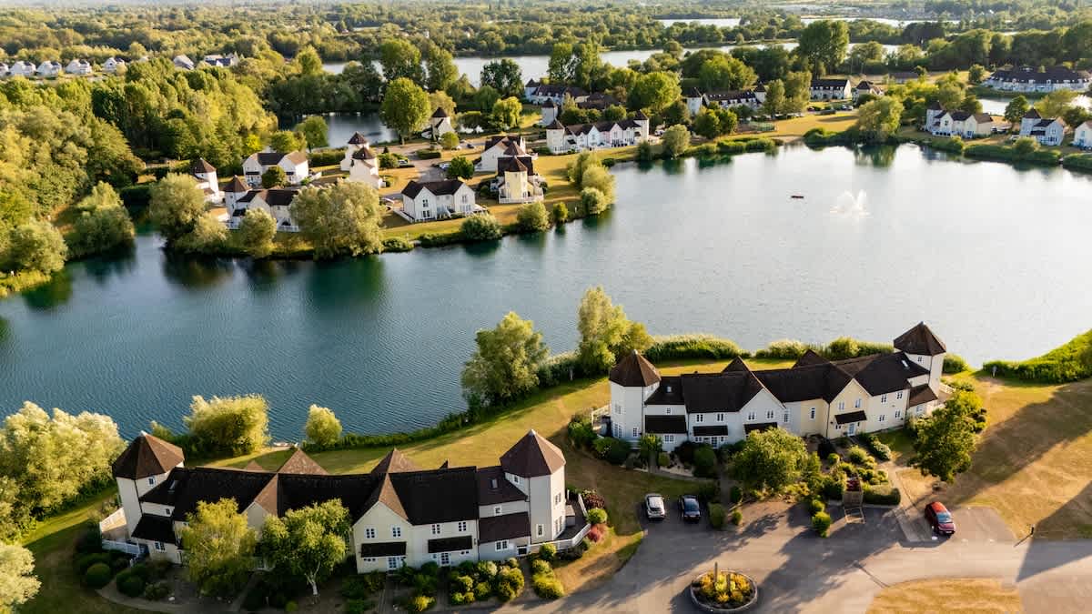 Swans Rest  Lakeside Retreat with Kayaks & Hot Tub — South Cerney, England — vacation rental