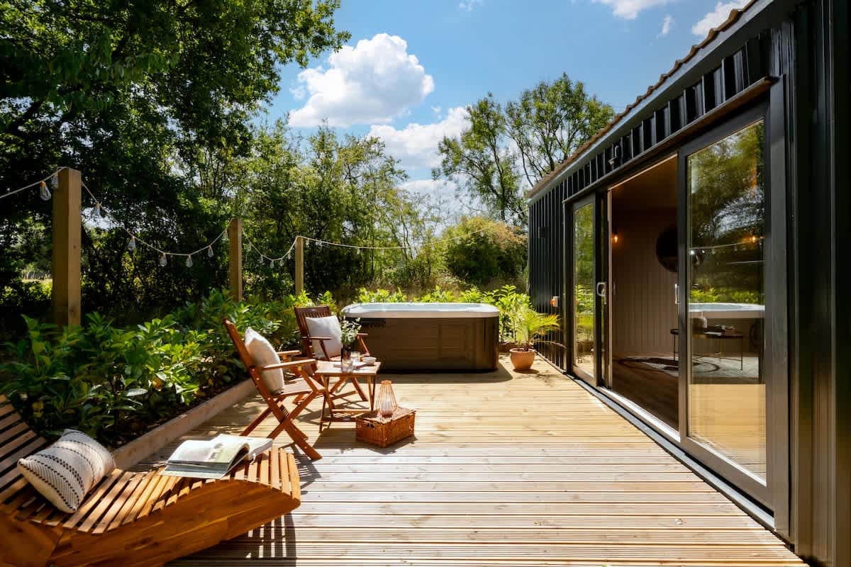 Rabbits Warren - Cotswolds Stay with Sauna and Hot Tub — Wiltshire, England — vacation rental