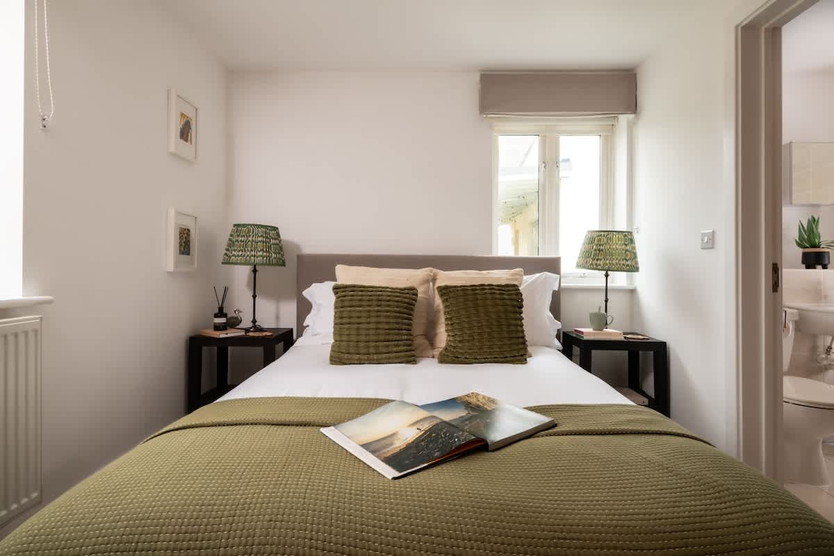 Modern Cotswolds lakeside retreat, spa and pool — Somerford Keynes, England — vacation rental