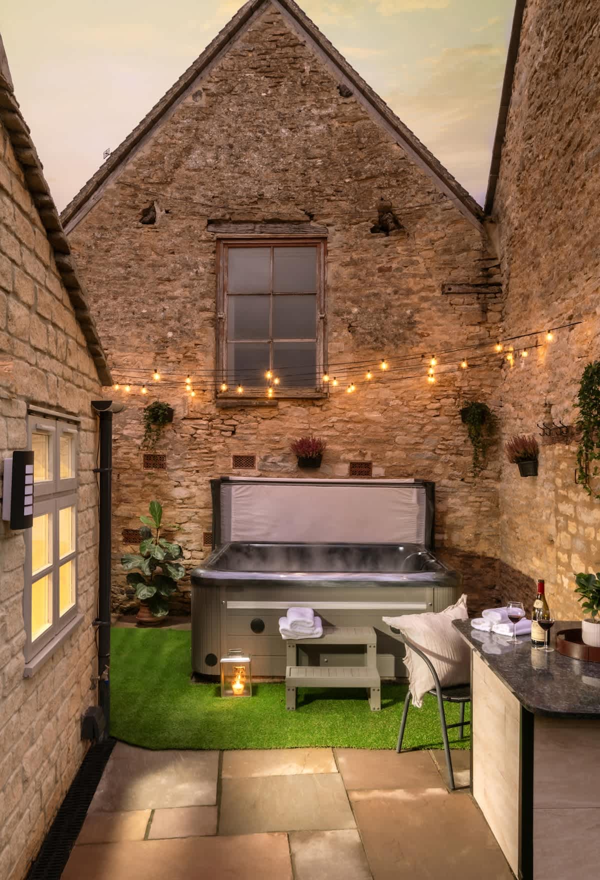 Homestead - Cosy Cotswolds Cottage with Hot Tub — South Cerney, England — vacation rental