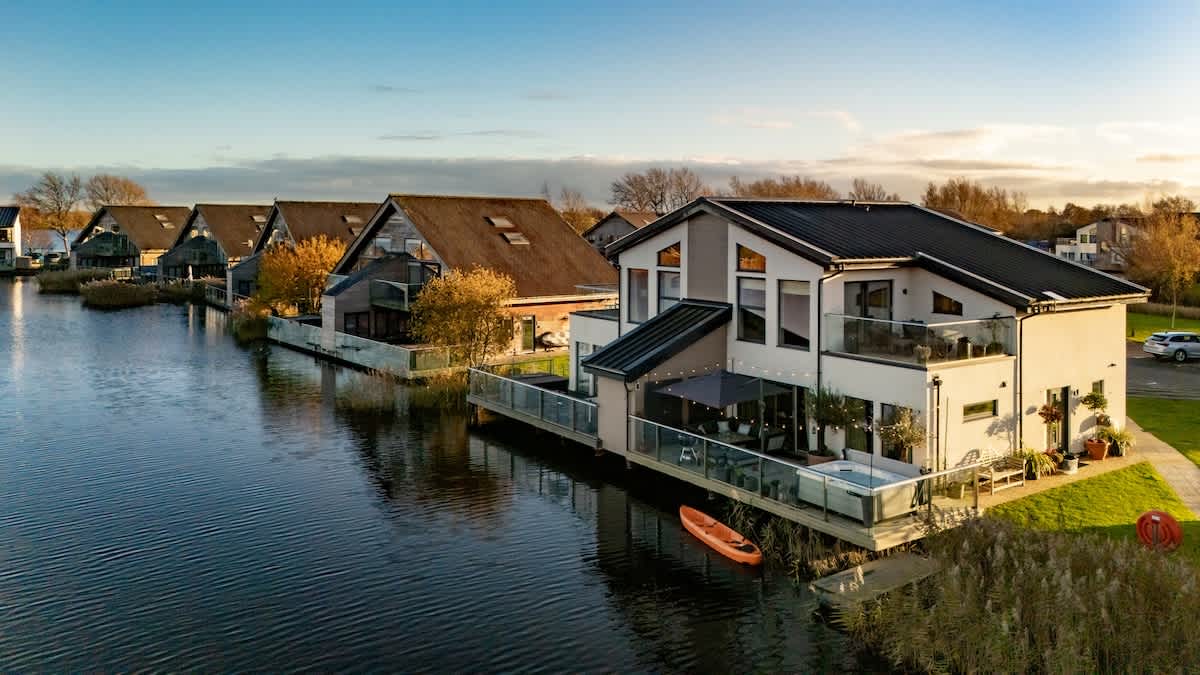 Still Waters - Scandinavian Lake Retreat — South Cerney, England — vacation rental