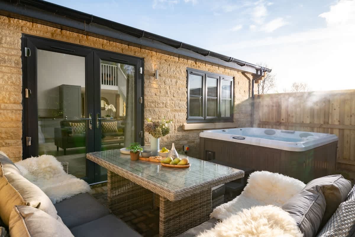 New Market - Modern Stay in Cotswolds with Hot Tub — Gloucestershire, England — vacation rental