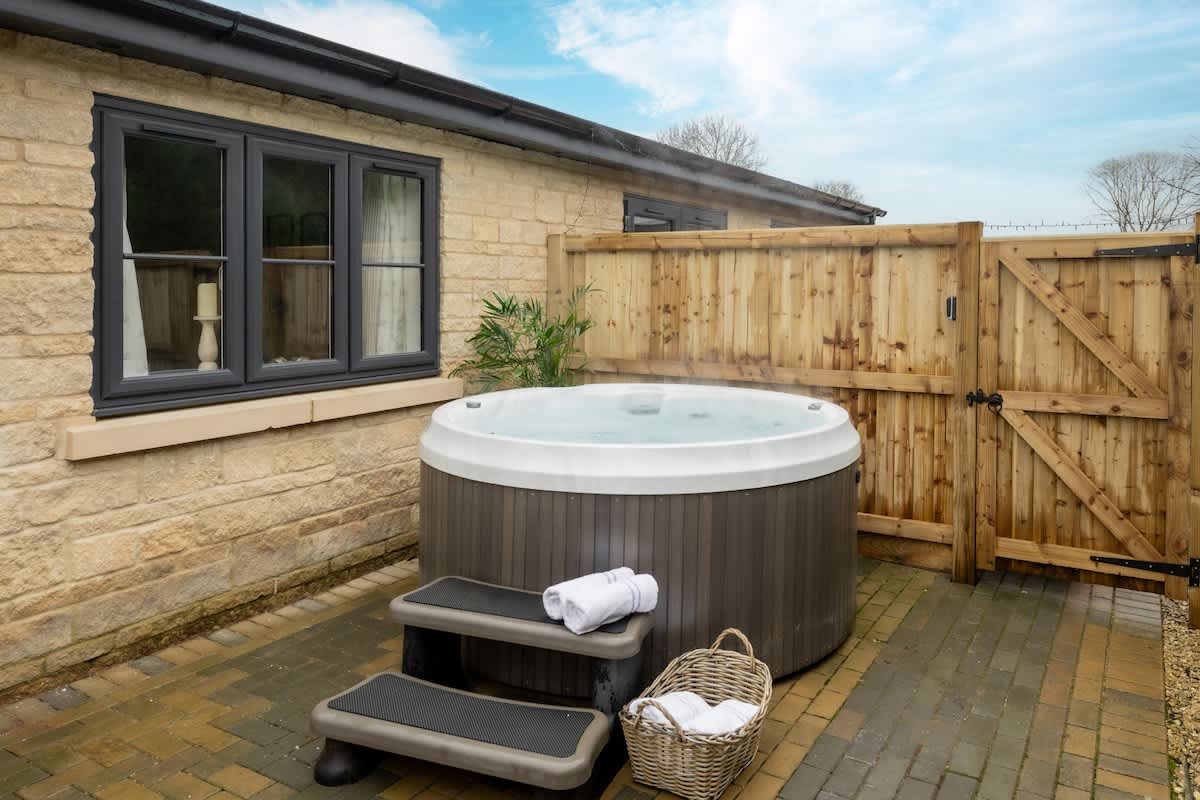 Goodwood - Modern Stay in Cotswolds with Hot Tub — South Cerney, England — vacation rental